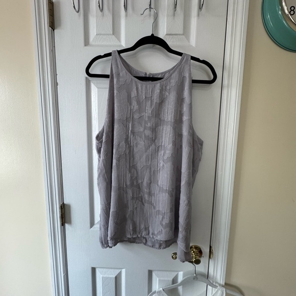 2 Dalia  Tops gray and white - Picture 3 of 7